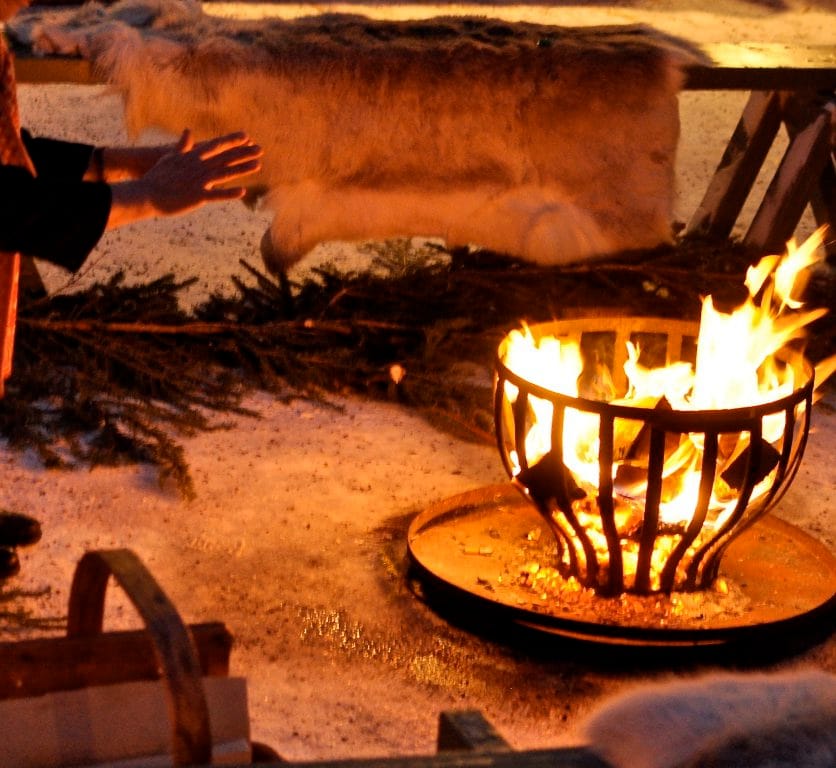 Vinterbröllop med sprakande brasa